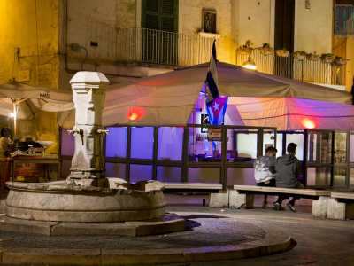 ...proprio l� dove una signora sta vendendo delle baresissime sgagliozze